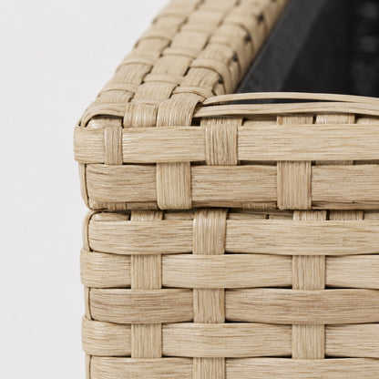 Détail du tressage beige d’une table basse de jardin d’extérieure au style naturel et contemporain.