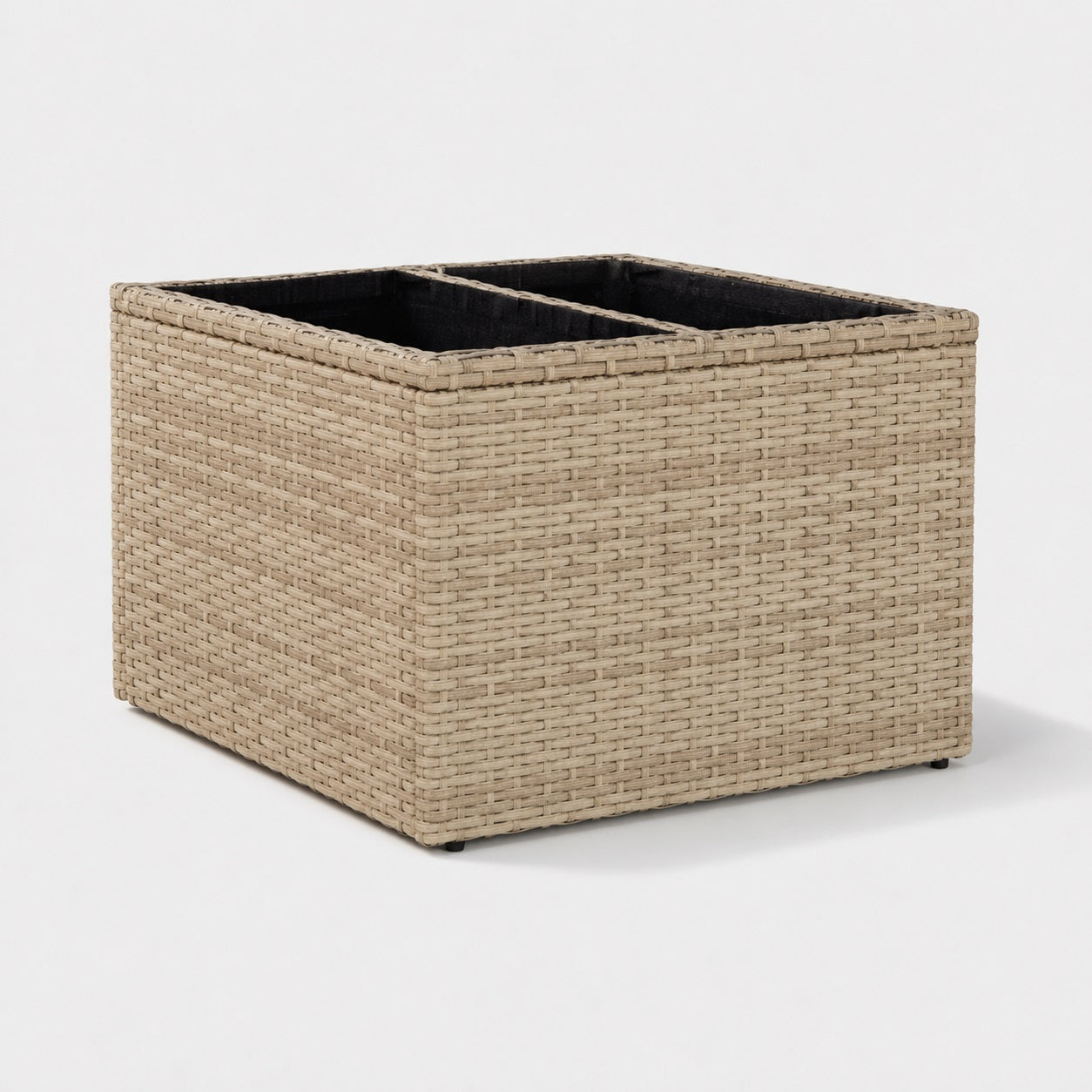 Table basse de jardin beige en résine tressée avec double plateau en verre pour salon d’extérieure moderne.