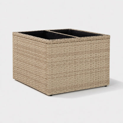 Table basse de jardin beige en résine tressée avec double plateau en verre pour salon d’extérieure moderne.