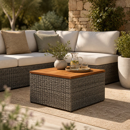 Table basse de jardin grise avec plateau en bois naturel dans un salon d’extérieure moderne et convivial.