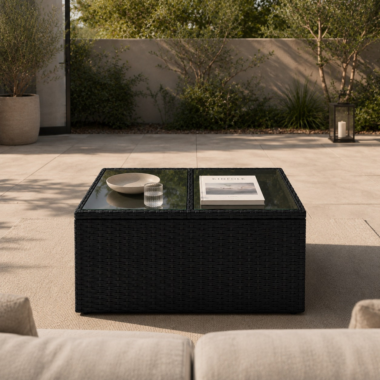 Table basse de jardin noire en résine tressée pour terrasse et espace d’extérieure contemporain.