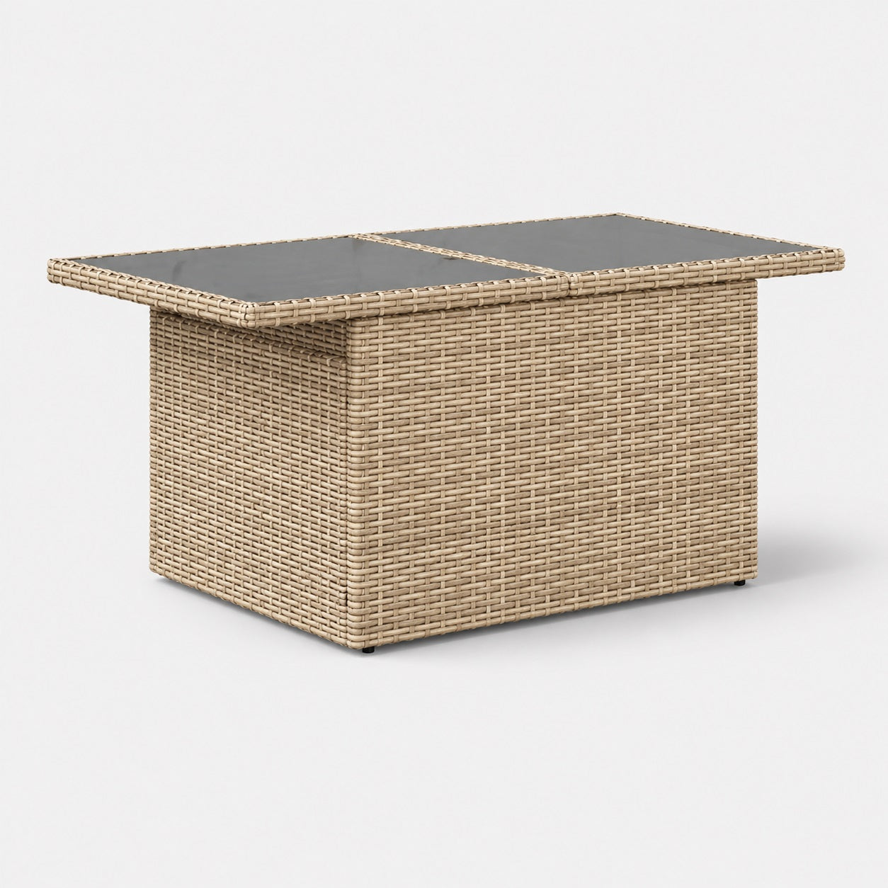 Table basse de jardin en résine tressée beige avec plateau en verre fumé pour salon d’extérieur moderne