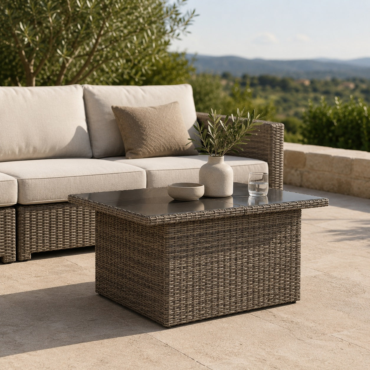 Table basse d'extérieur grise avec plateau verre dans un salon de jardin contemporain et lumineux