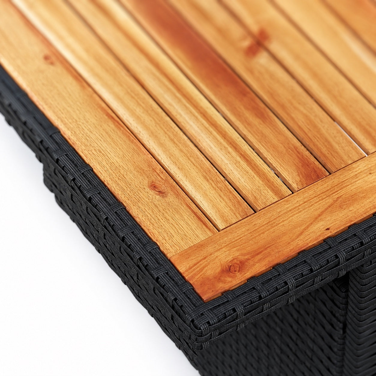 Zoom sur plateau bois et résine tressée d’une table basse d'extérieur moderne et résistante