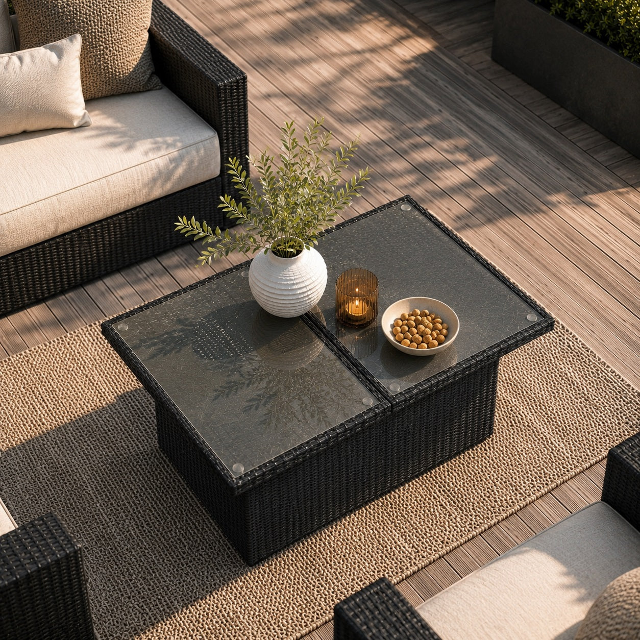 Table basse de jardin en résine tressée noire avec plateau en verre trempé transparent, vue à 60°, salon extérieur élégant.