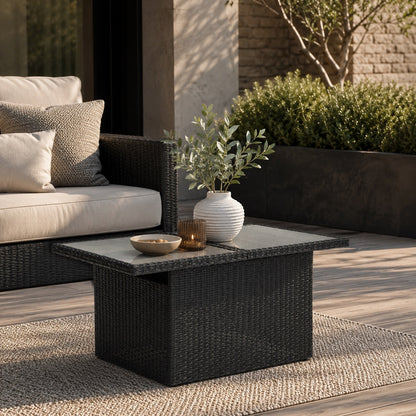 Table basse de jardin noire en résine tressée avec plateau verre sur terrasse extérieure moderne