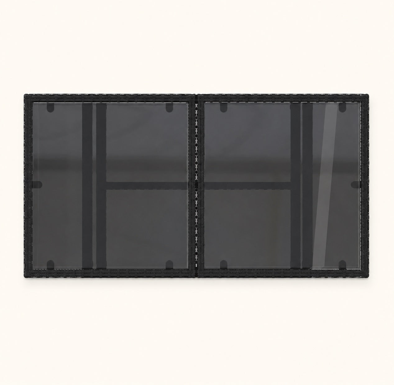 Table basse d'extérieur noire avec double plateau verre fumé vue du dessus sur fond clair