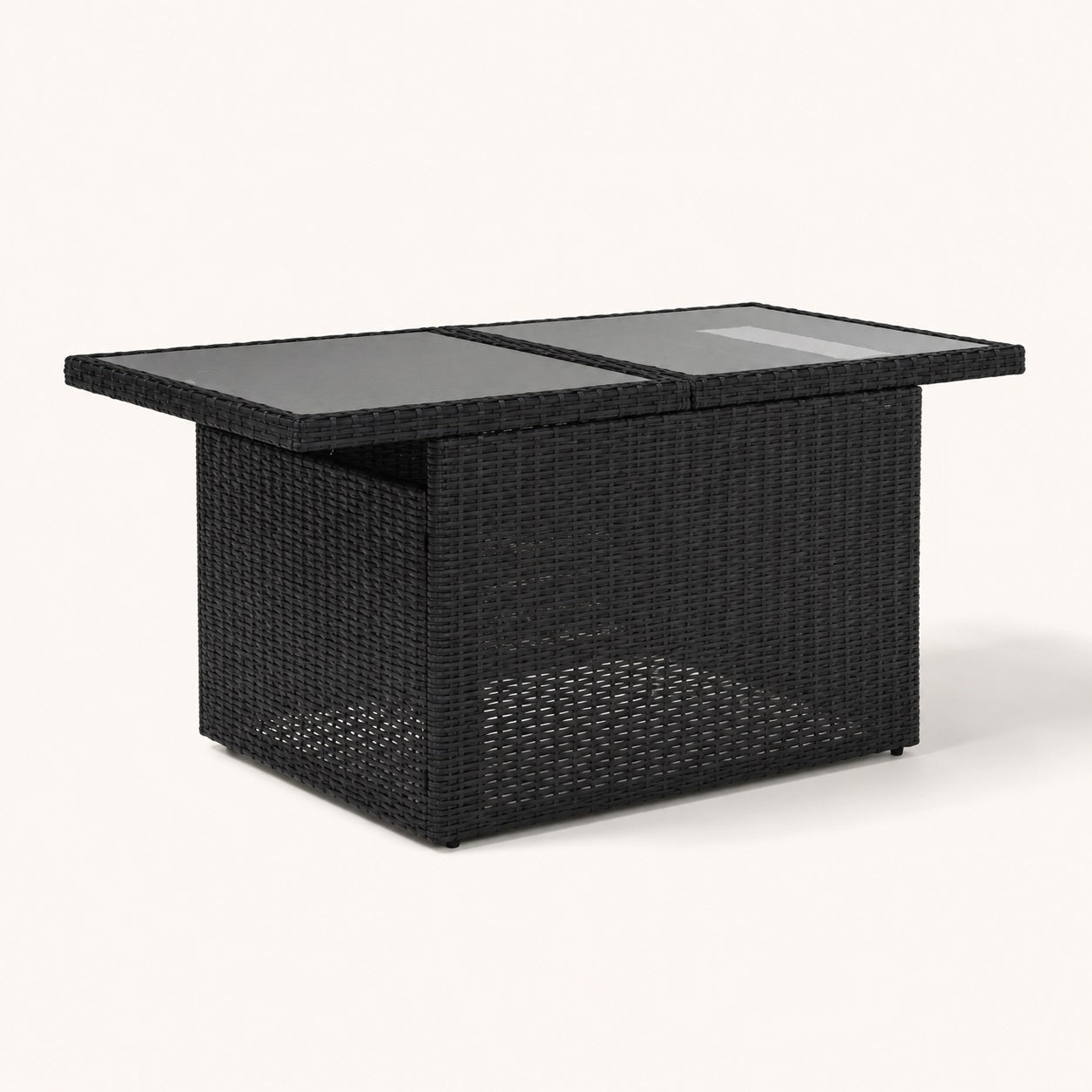 Table basse d'extérieur noire en résine tressée avec plateau en verre fumé pour terrasse moderne