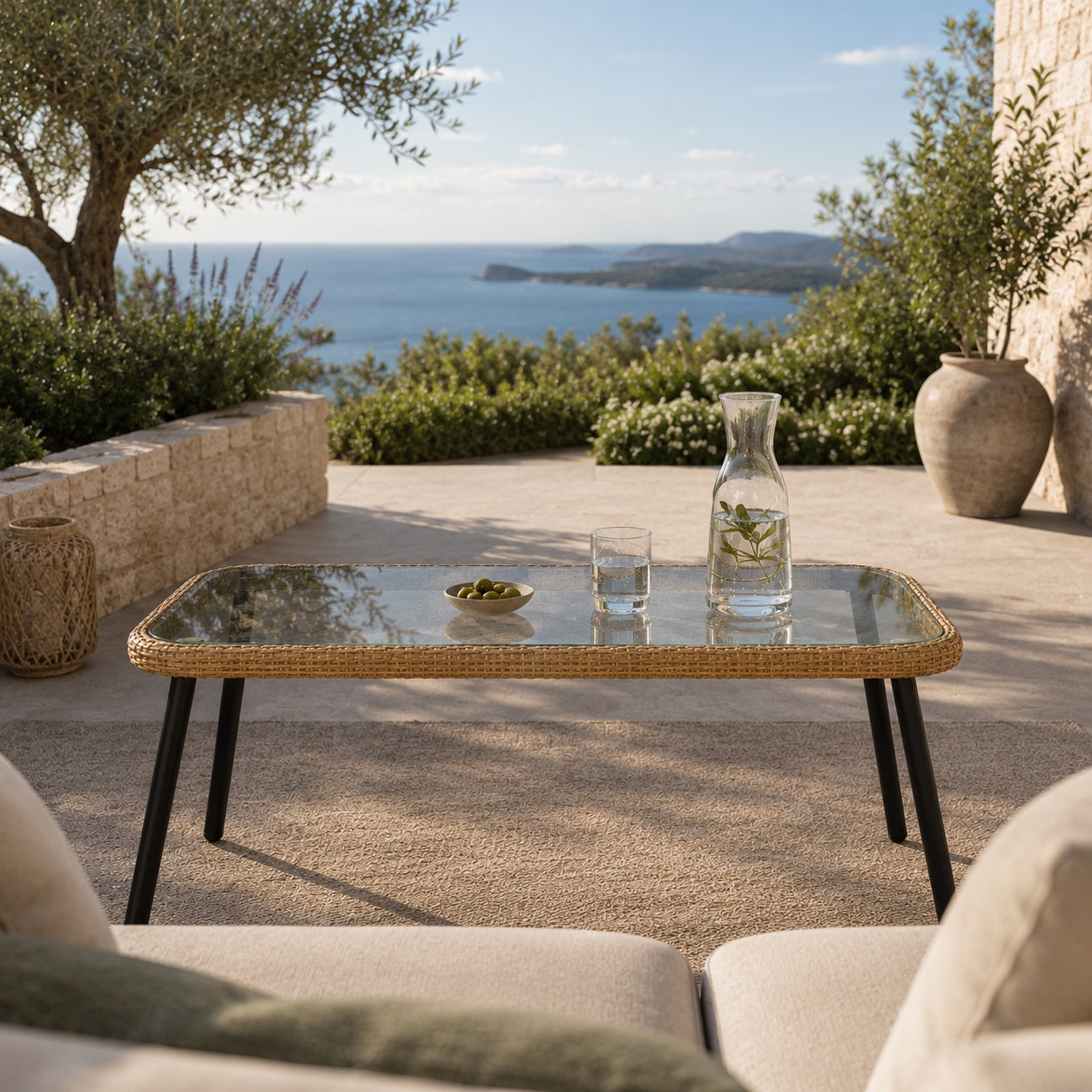 Table basse de jardin Nevara beige avec plateau en verre pour salon d’extérieur raffiné.