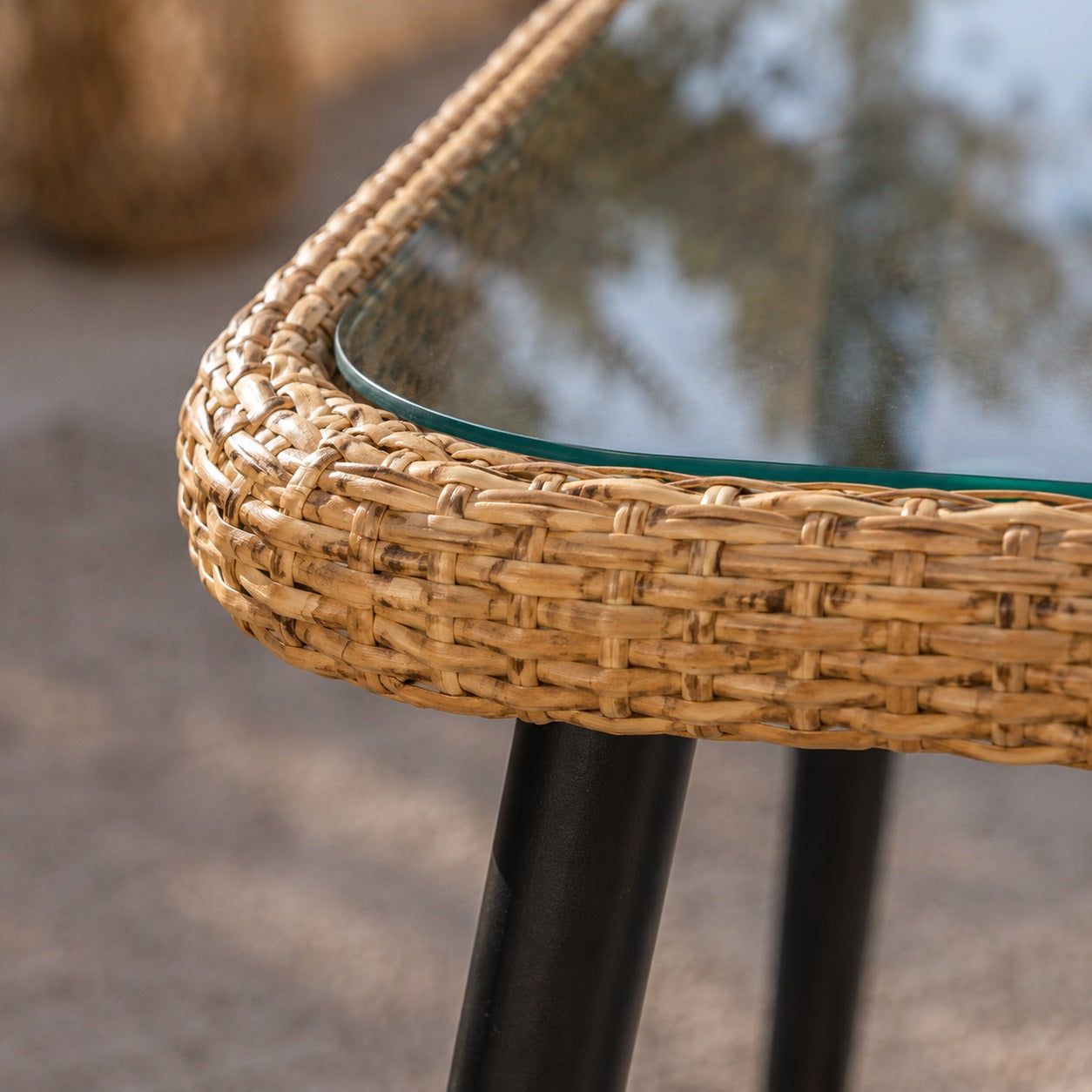 Zoom et détail de la table de jardin nevara en exterieur