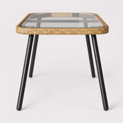 Table basse d’extérieur Nevara beige vue latérale avec plateau en verre et pieds noirs.