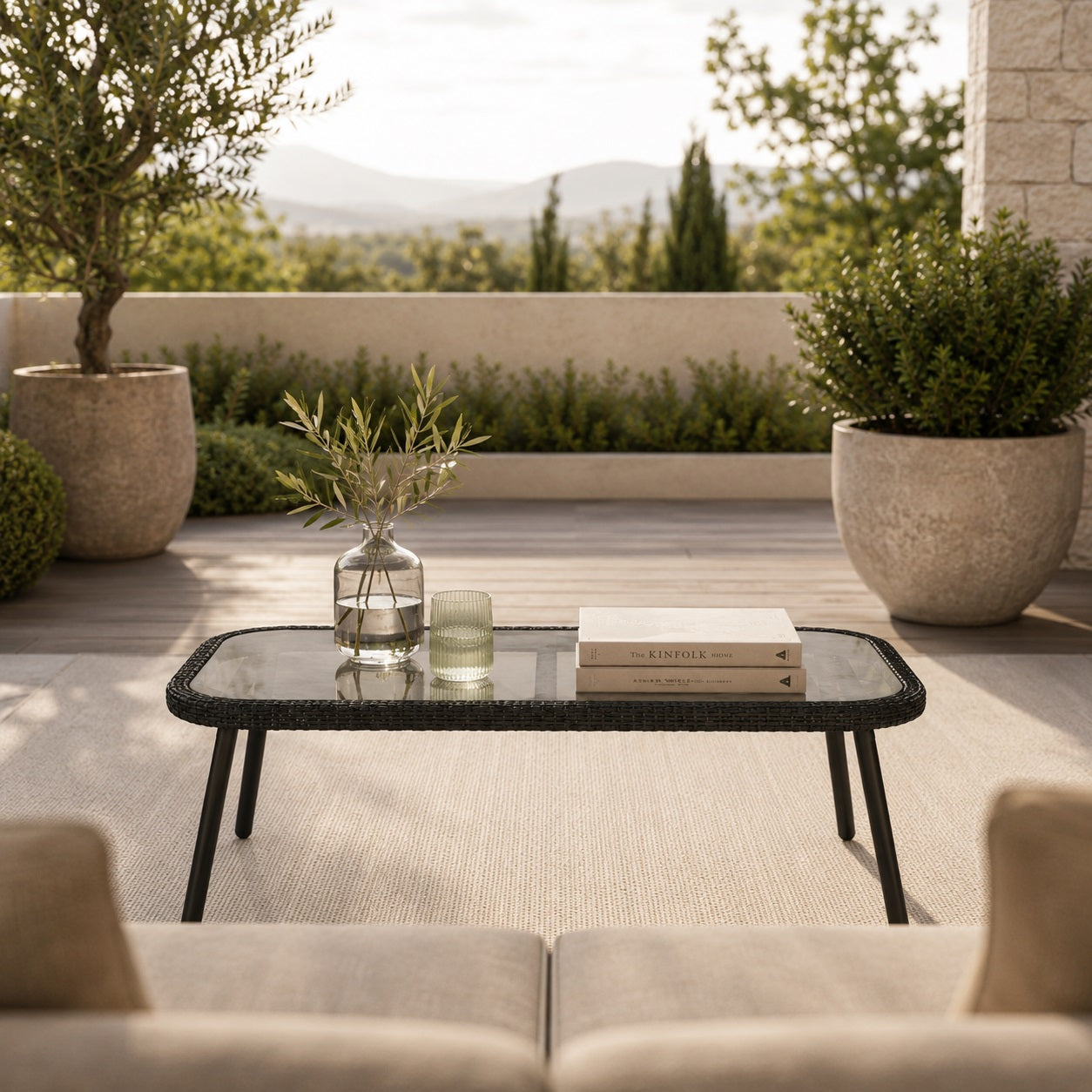 Table basse de jardin Nevara noire au style contemporain pour salon extérieur élégant.