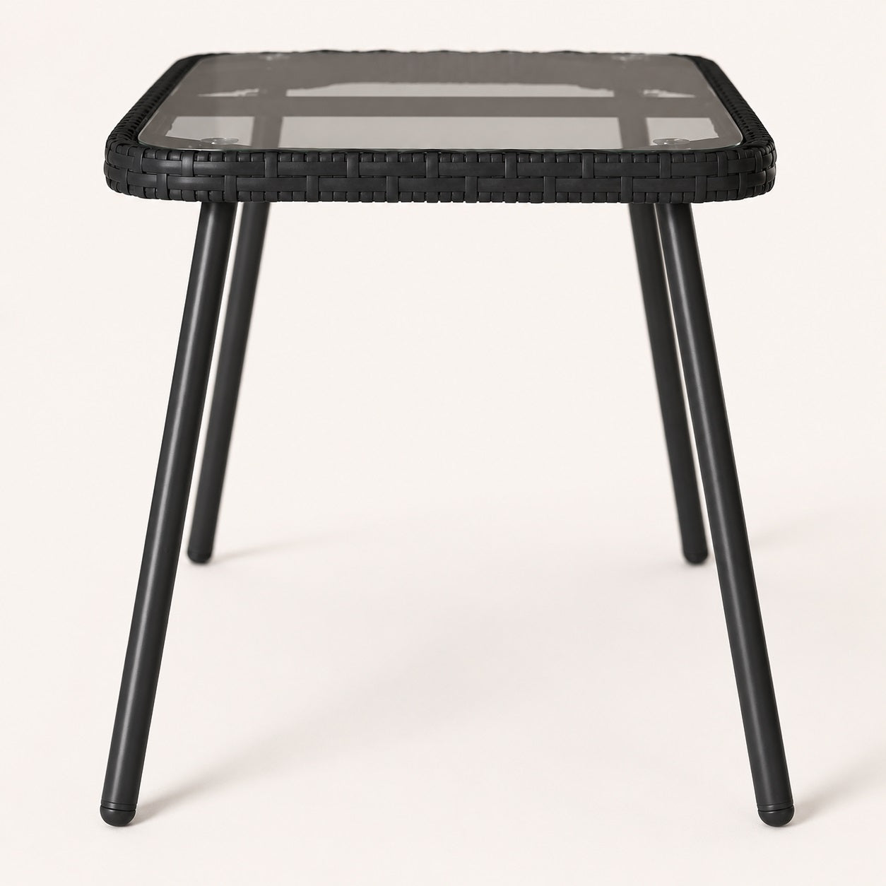 Table basse d’extérieur Nevara noire vue latérale avec finition tressée moderne.