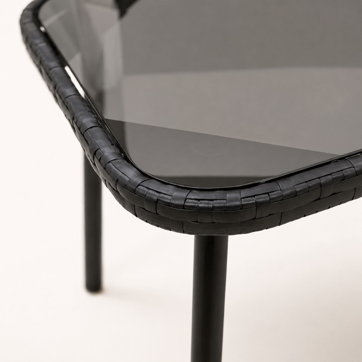 Table basse d’extérieur Nevara noire au design épuré pour terrasse et salon de jardin.