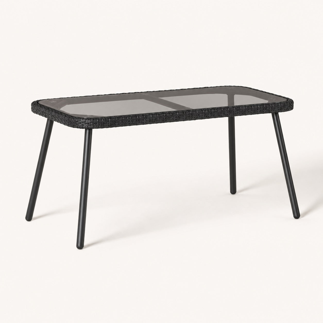 Table basse de jardin Nevara noire en résine tressée avec plateau en verre fumé.