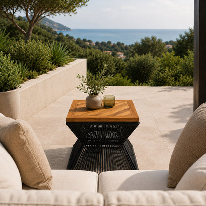 Table basse d'extérieur Nexus avec structure noire et plateau bois sur terrasse vue mer