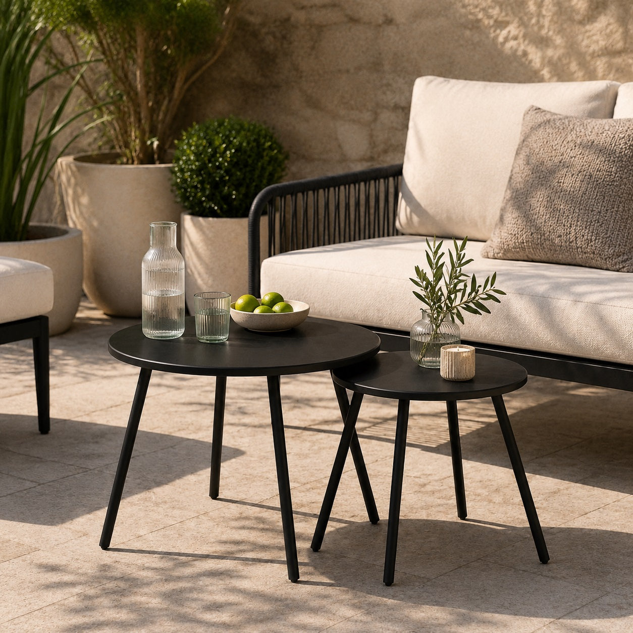 Table basse d’extérieur Orbyn noire sur terrasse moderne, tables basses de jardin design et élégantes