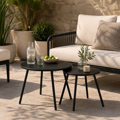 Table basse d’extérieur Orbyn noire sur terrasse moderne, tables basses de jardin design et élégantes