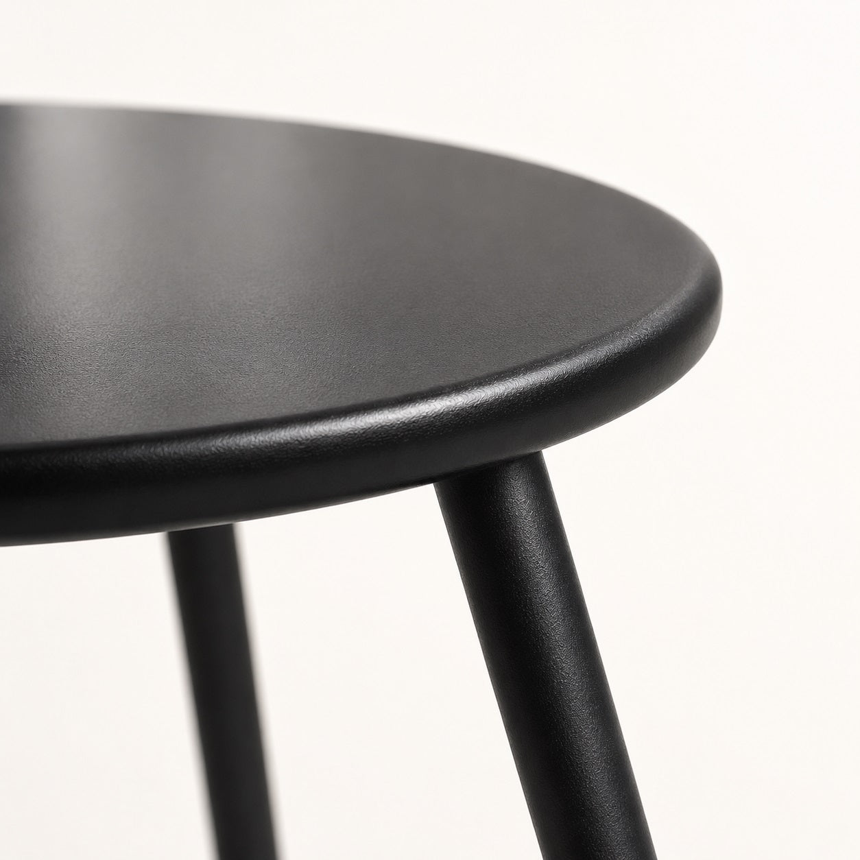 Détail finition noire de la table basse d’extérieur Orbyn, table basse de jardin en métal design