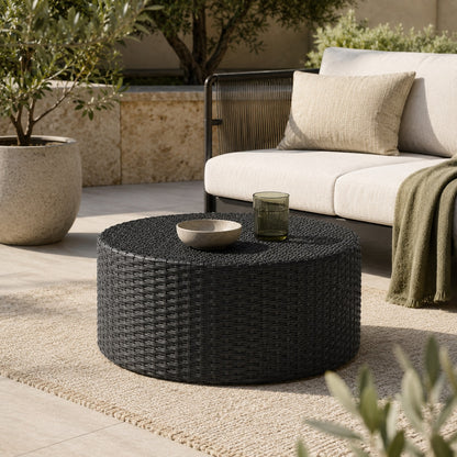 Table basse d’extérieure Oria noire sur terrasse moderne avec salon de jardin et décoration naturelle