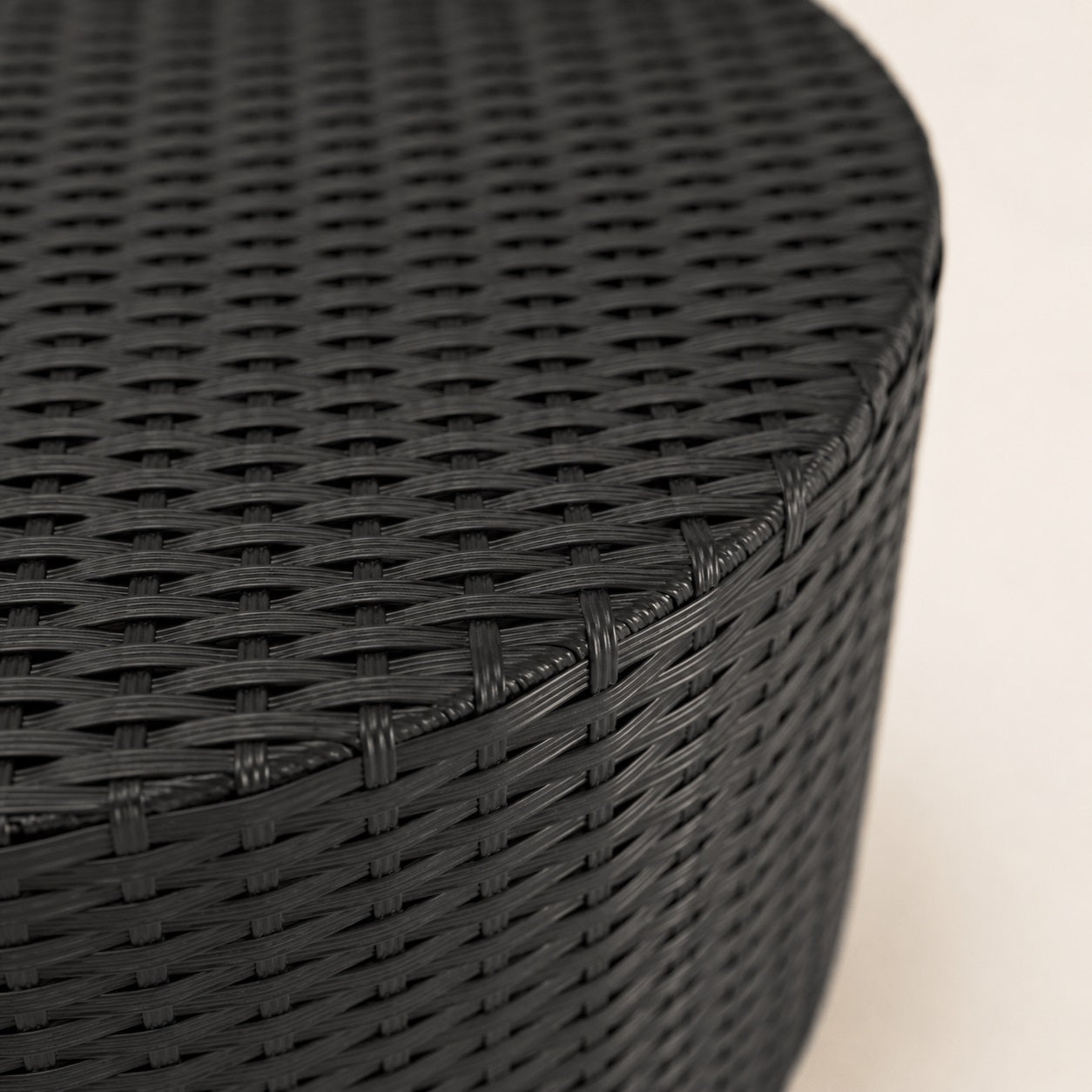 Zoom sur le tressage de la table basse de jardin Oria noire au design d’extérieure raffiné