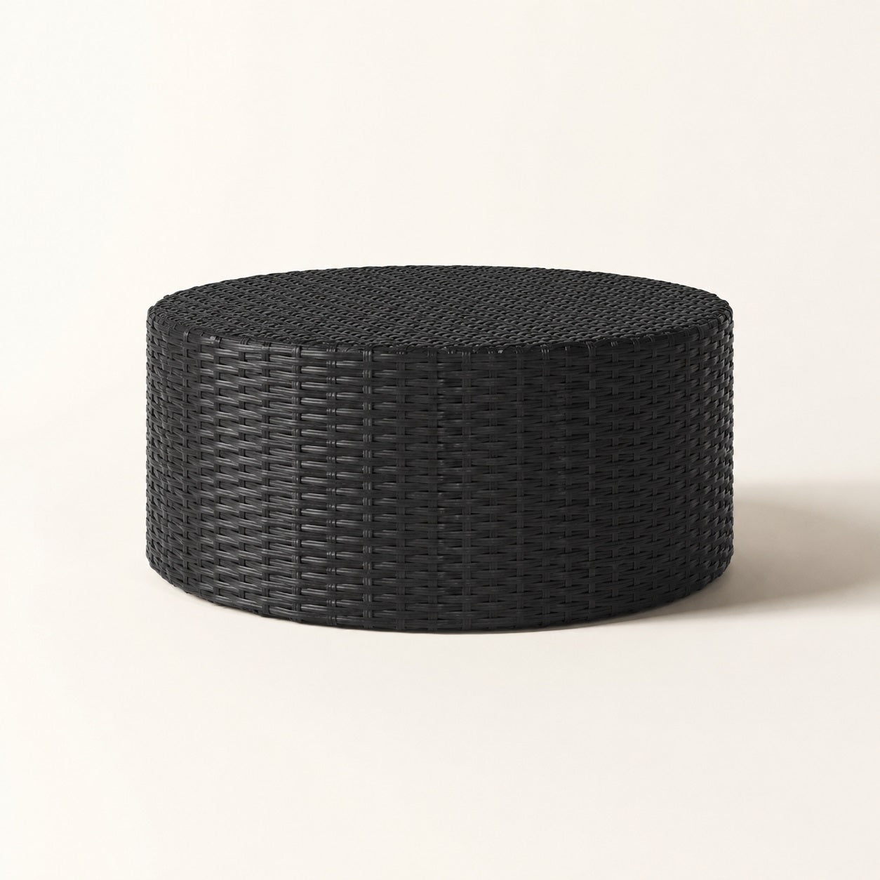 Table basse de jardin Oria noire en résine tressée au style d’extérieure élégant et contemporain