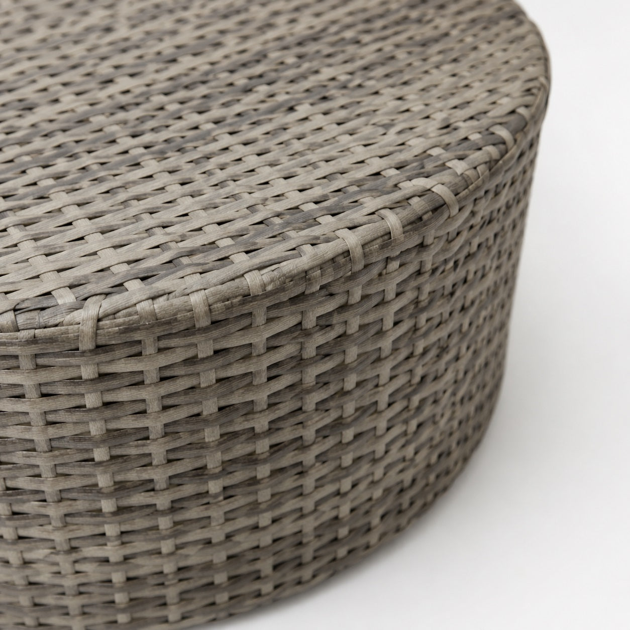 Zoom sur le tressage de la table basse de jardin Oria beige au style de table basse d’extérieure moderne