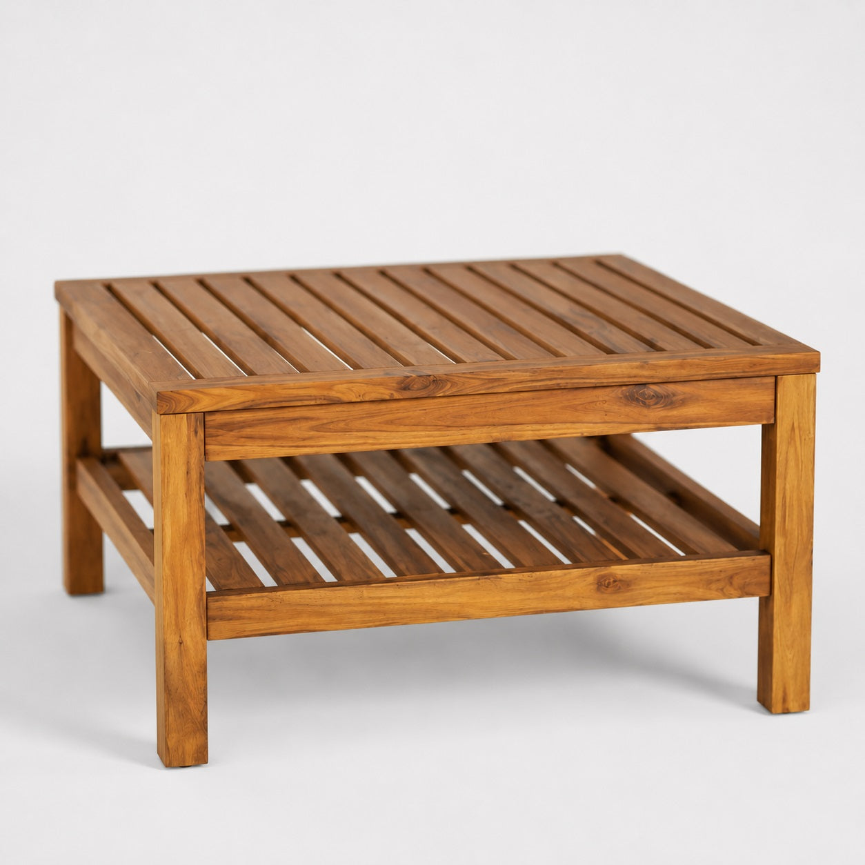 Vue latérale d’une table basse d’extérieur en bois massif avec double plateau et design moderne épuré.