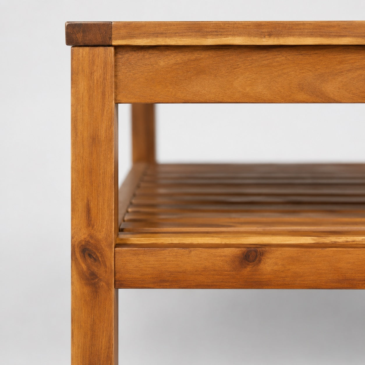 Détail bois naturel d’une table basse d’extérieur robuste, idéale pour un salon de jardin élégant.