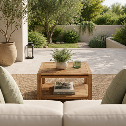 Table basse de jardin carrée Tavora en bois naturel sur terrasse extérieure avec décoration élégante