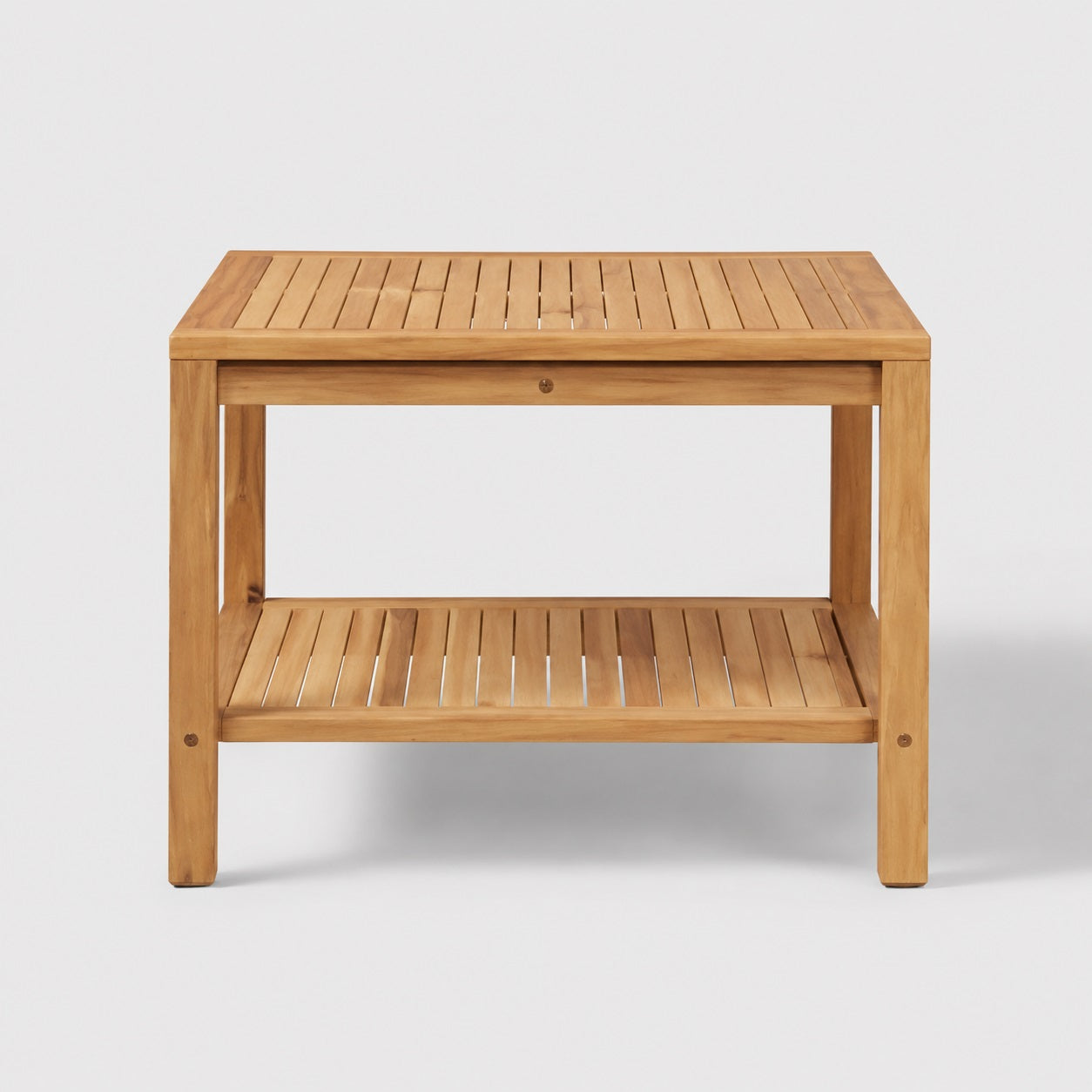 Table basse d’extérieur Tavora vue face avec double plateau en bois pour mobilier de jardin moderne