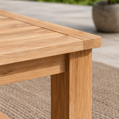 Table basse en bois d'extérieur, gros plan sur l'angle et la finition du plateau, design moderne en bois naturel, haute qualité.