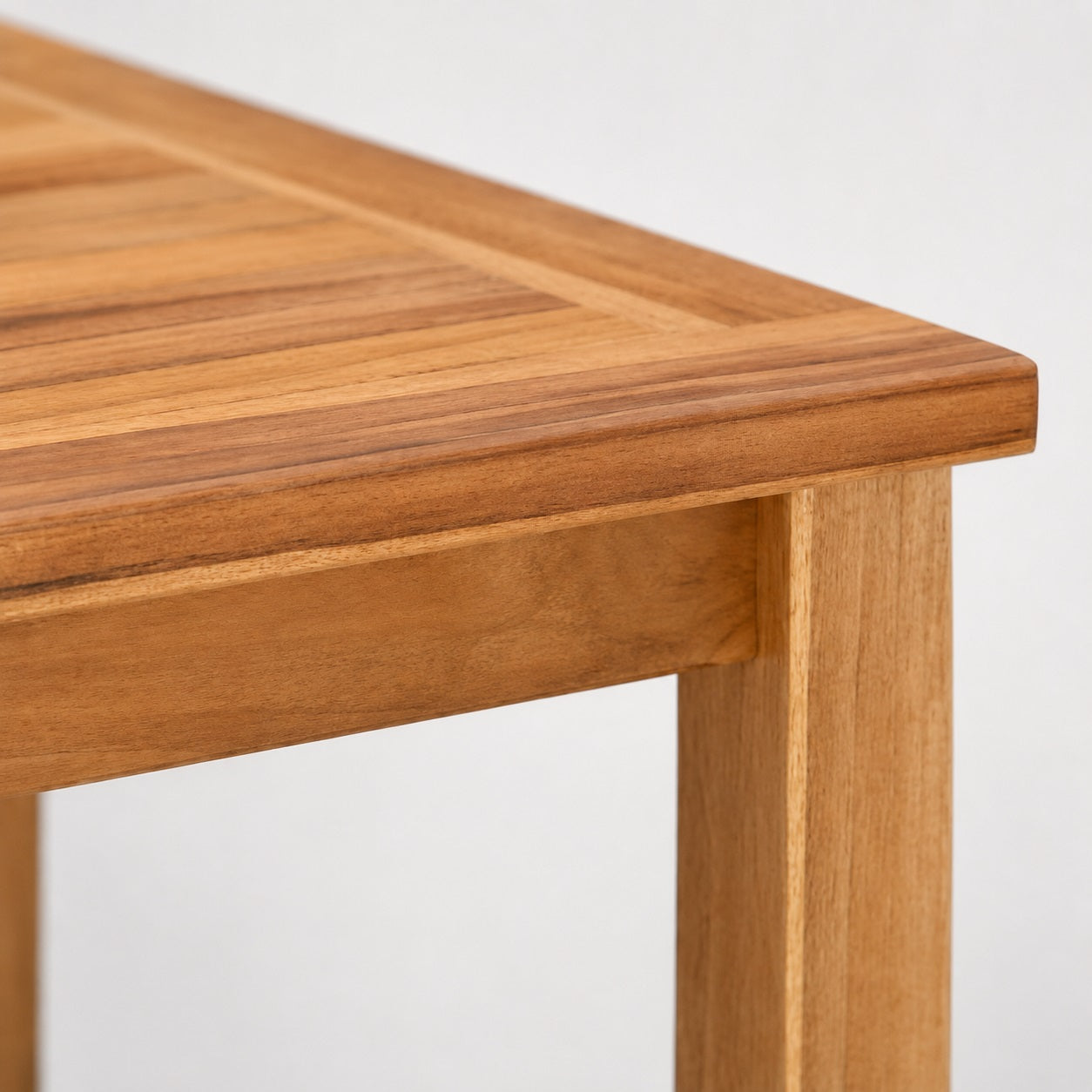 Zoom sur la finition en bois de la table basse de jardin Tavora, table basse d’extérieur élégante et résistante