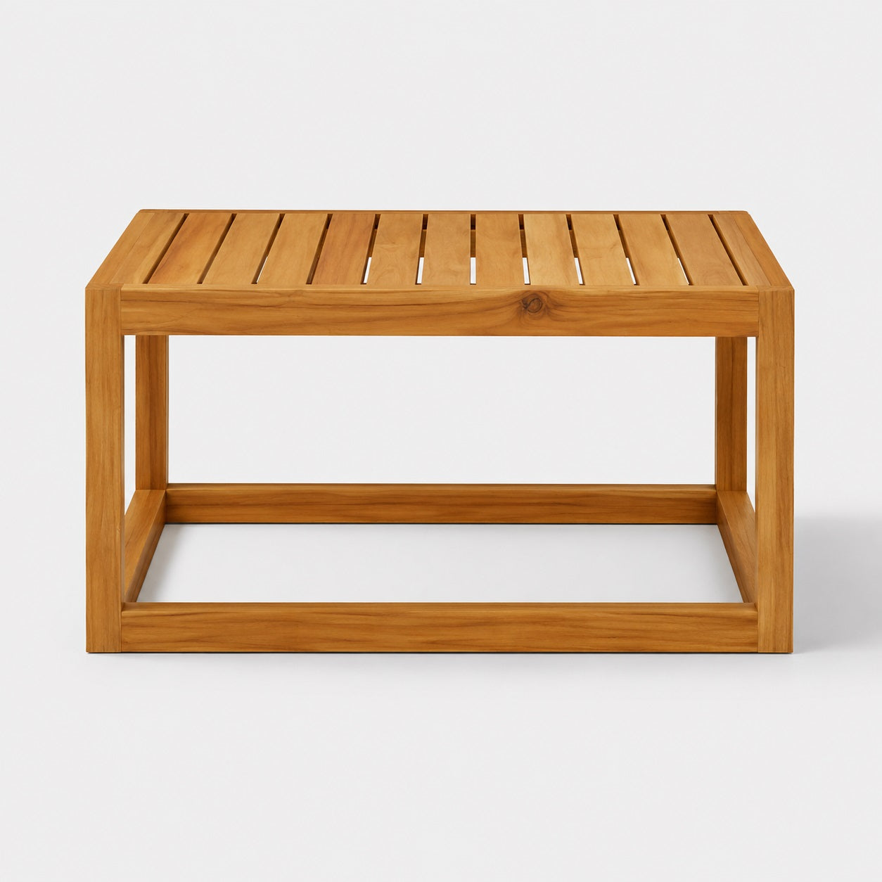 Vue de face d’une table basse d’extérieur carrée en bois massif, table basse de jardin au style épuré et contemporain.