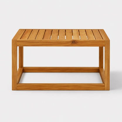 Vue de face d’une table basse d’extérieur carrée en bois massif, table basse de jardin au style épuré et contemporain.