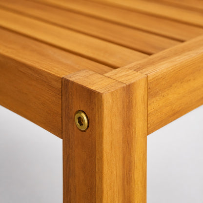 Détail de la finition en bois naturel d’une table basse d’extérieur, assemblage robuste et design moderne pour table basse de jardin.