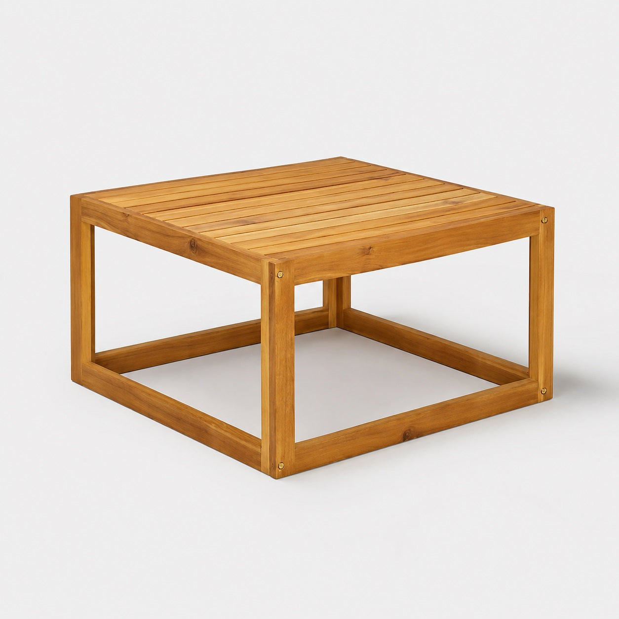 Table basse de jardin en bois naturel au design moderne, table basse d’extérieur carrée avec structure minimaliste sur fond blanc.