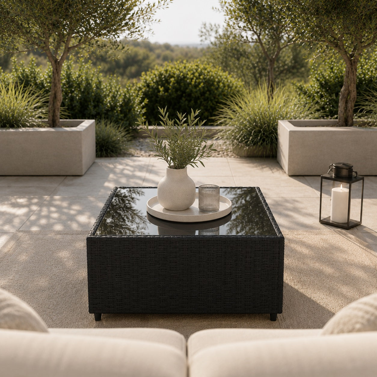 Table basse de jardin noire avec plateau verre sur terrasse, table basse d'extérieur design