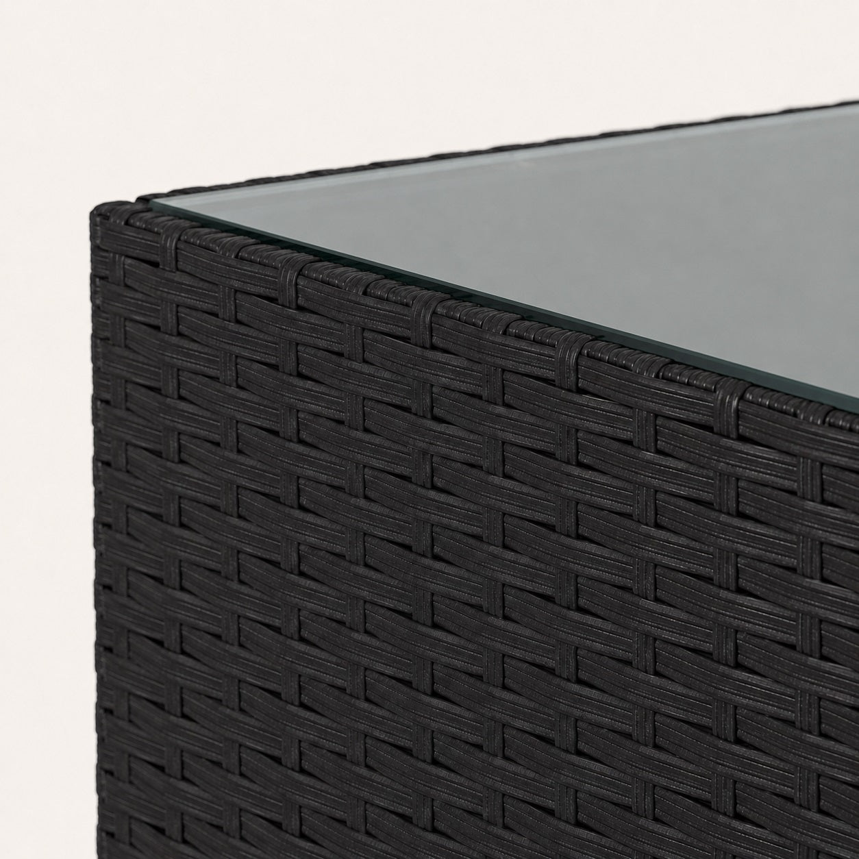 Détail tressage noir de la table basse d'extérieur Vantara, table basse de jardin moderne