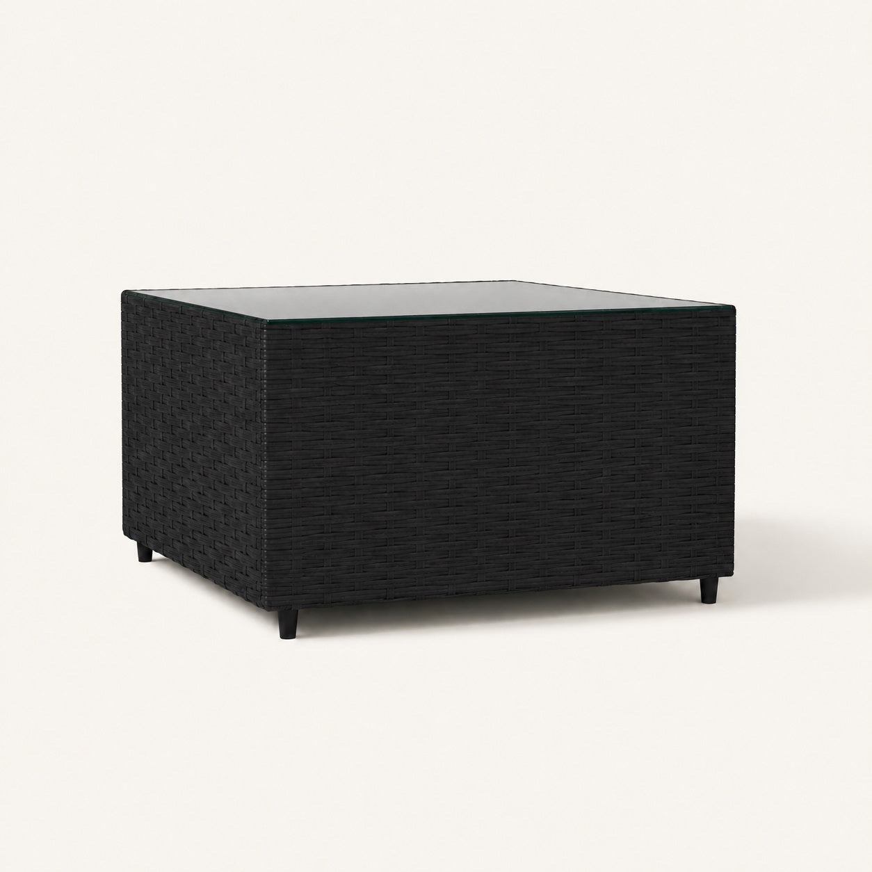 Table basse de jardin Vantara noire en résine tressée, table basse d'extérieur moderne avec verre