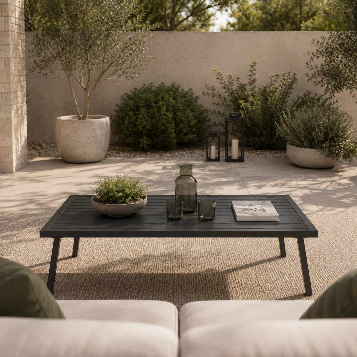 Grande table basse de jardin noire Veyron pour espace extérieur moderne et convivial