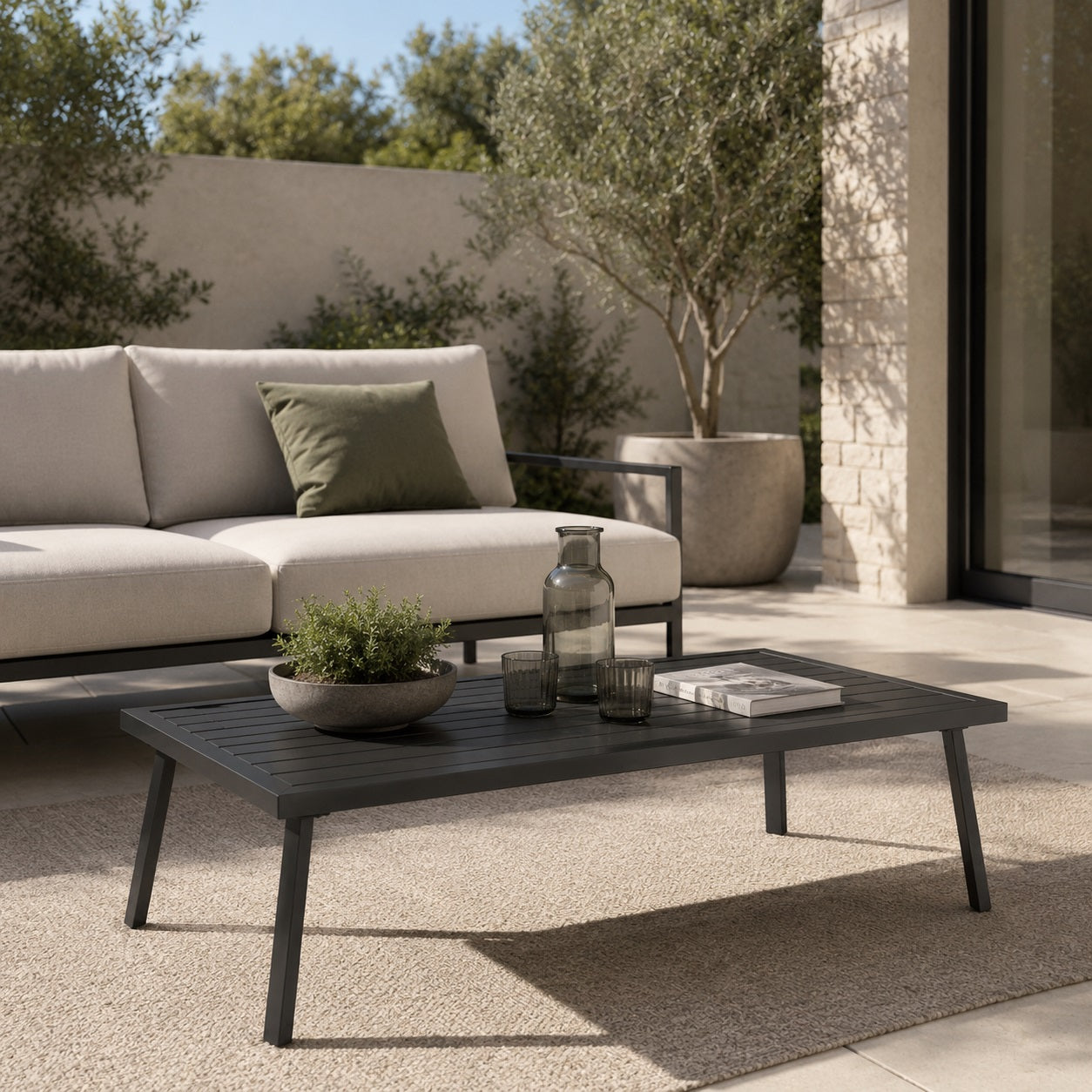 Table basse extérieur Veyron noire design sur terrasse moderne avec canapé de jardin élégant