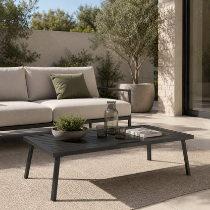 Table basse extérieur Veyron noire design sur terrasse moderne avec canapé de jardin élégant