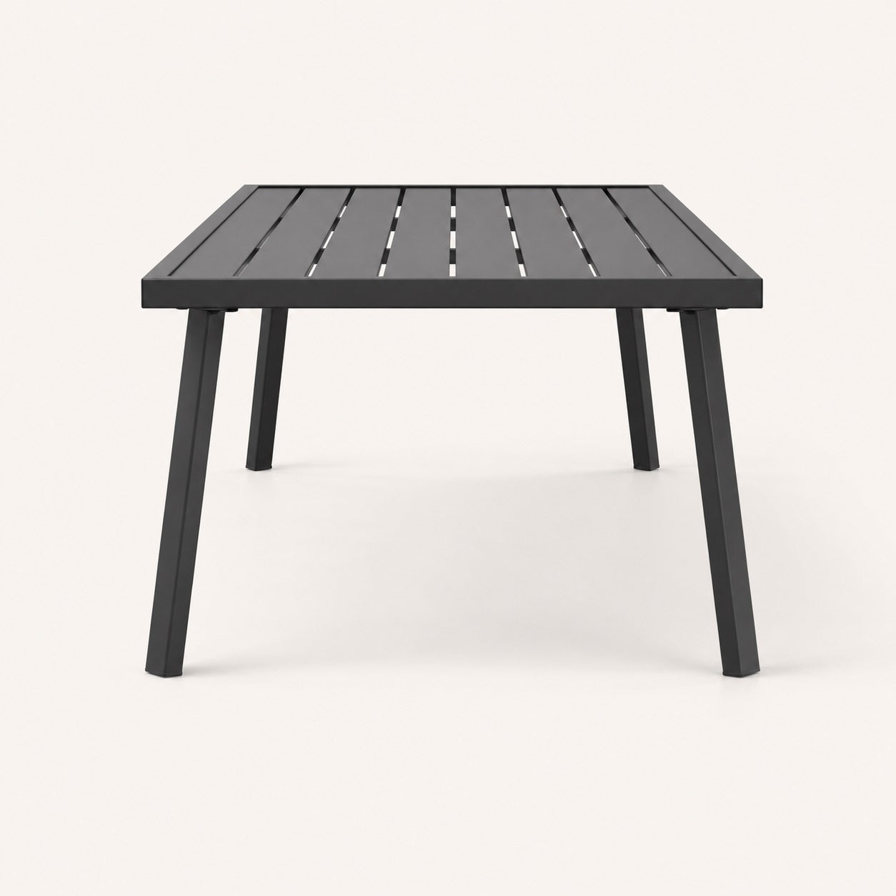 Vue latérale de la table basse extérieur Veyron noire en aluminium au style minimaliste