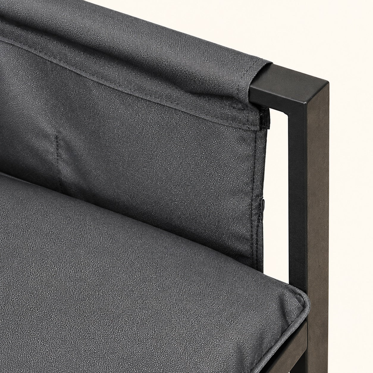 Détail tissu et structure du salon assorti à la table basse de jardin Veyron noire