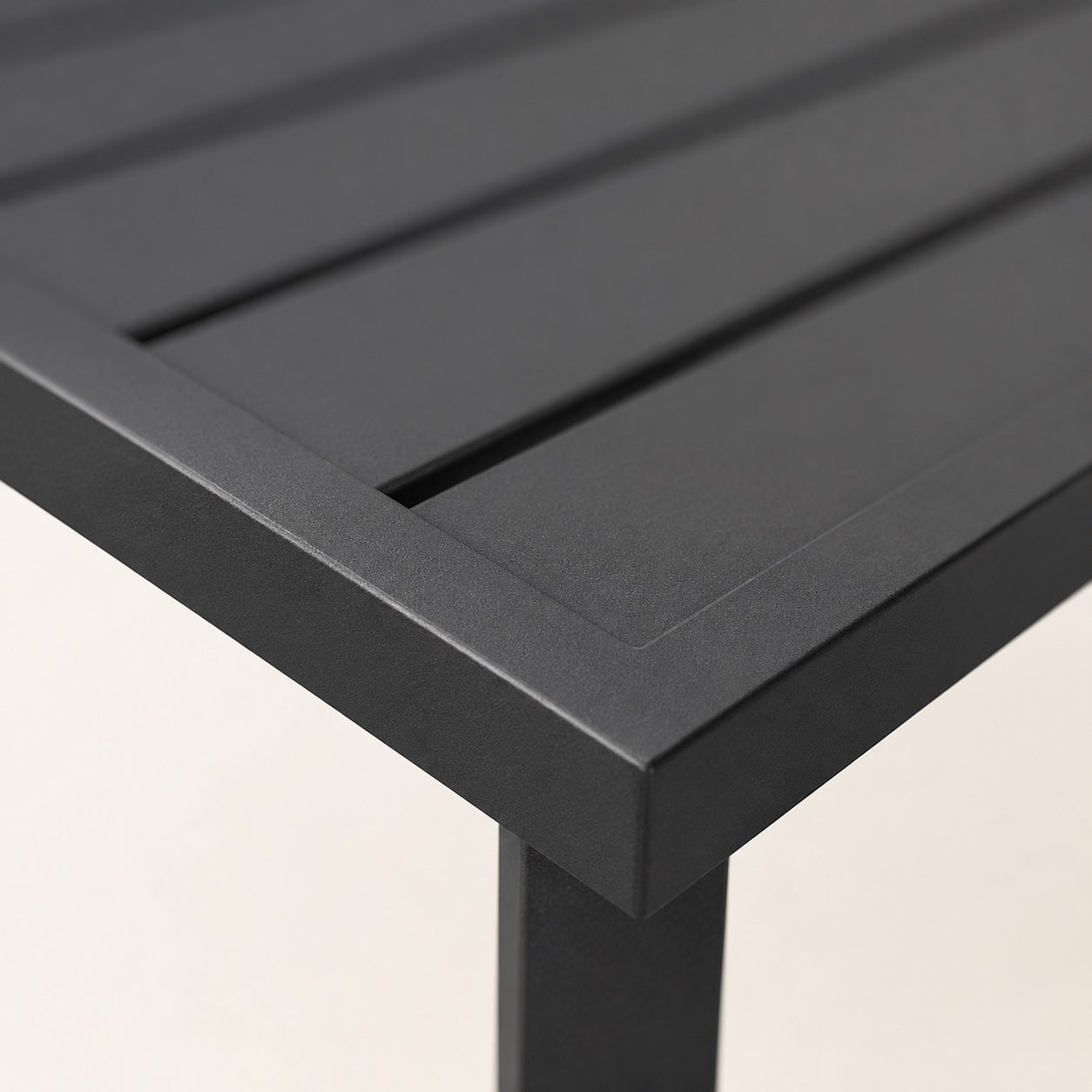 Détail du plateau de la table basse extérieur Veyron noire en aluminium au design moderne et élégant