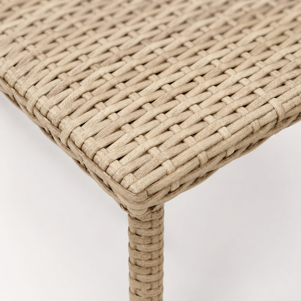 Détail tressage beige d’une table basse d’extérieur résistante pour terrasse et jardin moderne