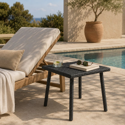 Table basse de jardin noire près d’une piscine pour terrasse moderne et espace détente extérieur