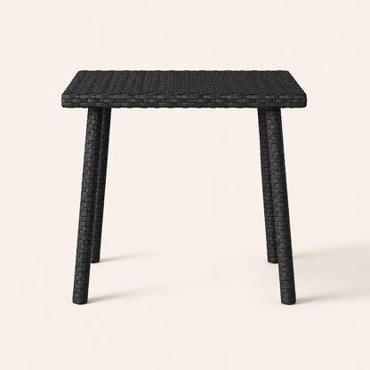 Vue de face d’une table basse d’extérieur noire en résine tressée pour jardin contemporain