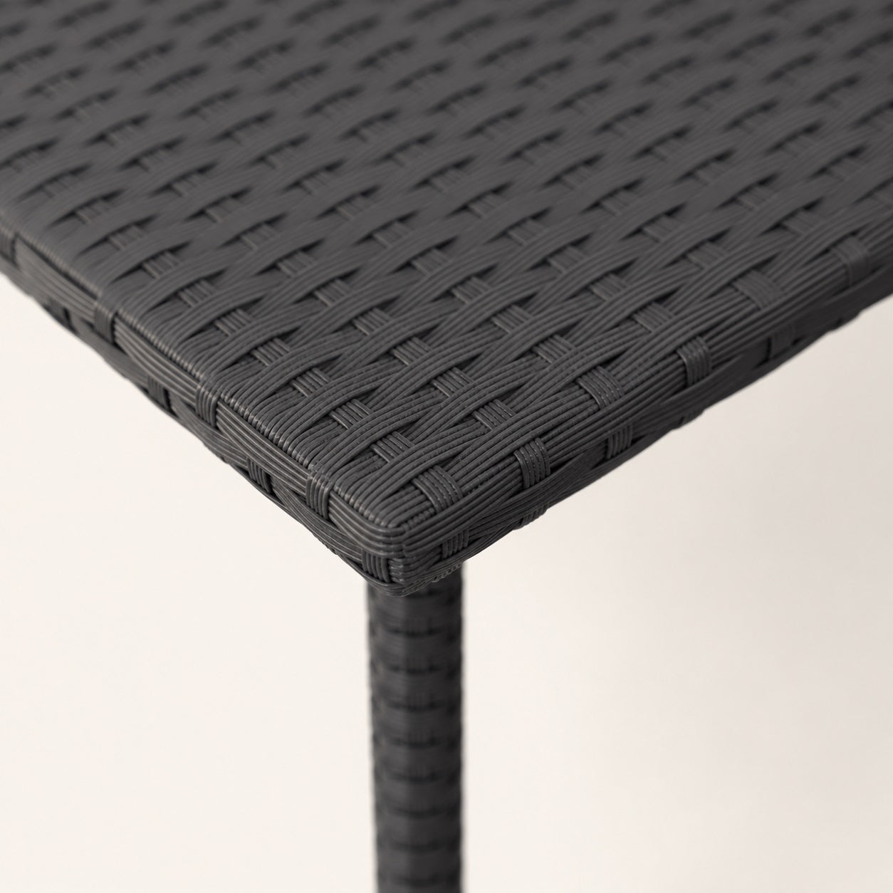 Détail finition noire tressée d’une table basse de jardin moderne pour terrasse et extérieur